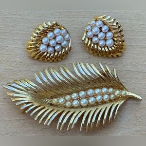 Lisner Jewelry Lot Brooch + Pair of Clip On Earrings Gold Toned Leaf Faux Pearls